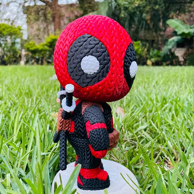 Deadpool Estilo Crochet Grande - apoyo 3